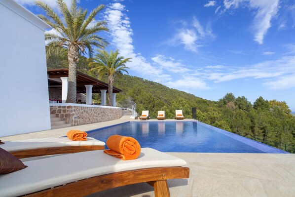 Sieben Luxusvillen auf Ibiza für 2027 Villa Morna photo 1