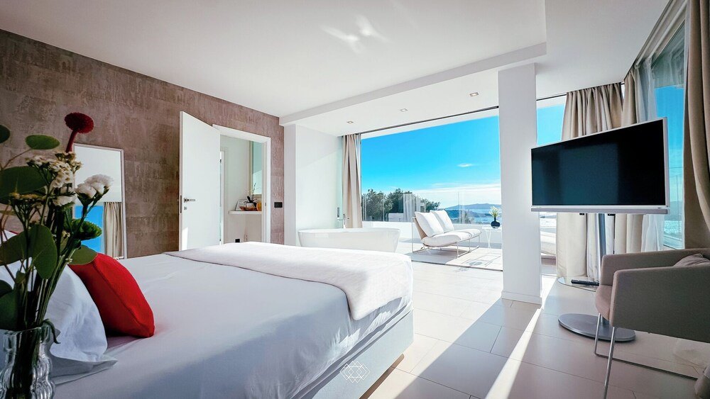 Sieben Luxusvillen auf Ibiza für 2027 Villa Triple X photo 2