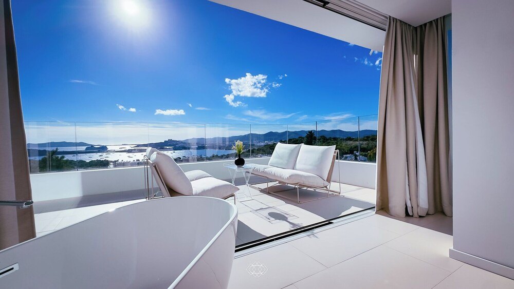 Sieben Luxusvillen auf Ibiza für 2027 Villa Triple X photo 3